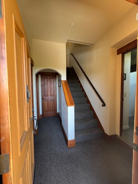 Building Photo - 3266 Robinson Dr