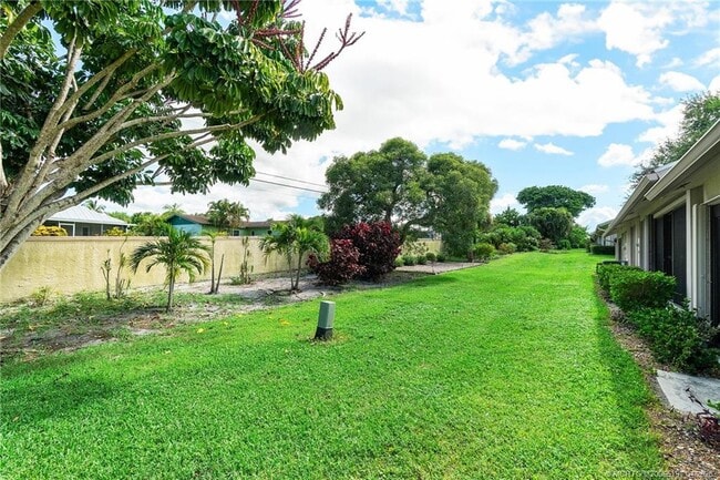 Building Photo - 7711 SE Sugar Sand Cir