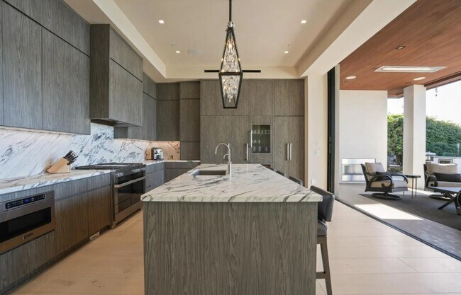 Building Photo - Luxury Coastal Escape w/ Resort-Style Amen...