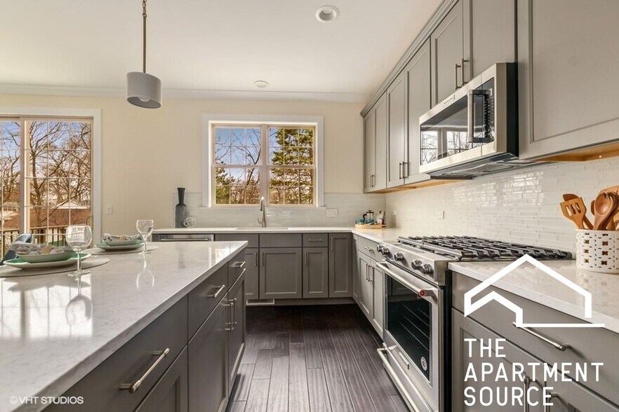 Building Photo - 664 Elm St