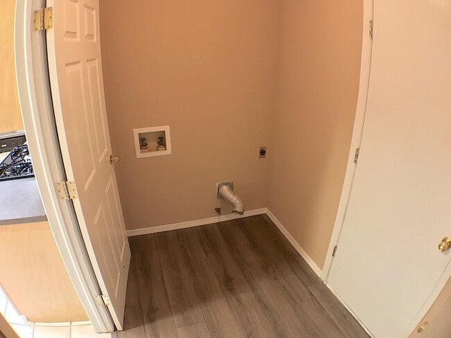 Building Photo - North Hills 3 Bed Refrig A/C!