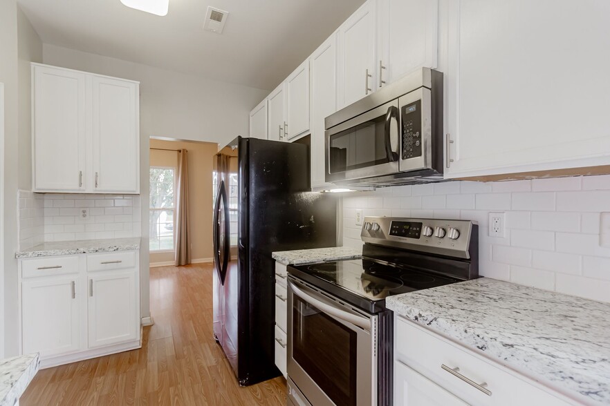 Building Photo - 125 Cloverwood Dr SW