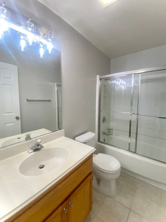 Building Photo - 2-Bedroom + Loft Condo for rent! Downtown ...