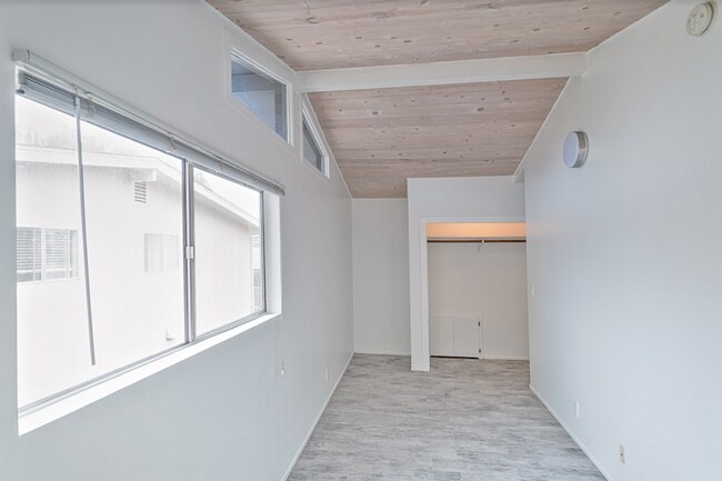 Building Photo - 2 Bedroom/1 Bathroom - Isla Vista