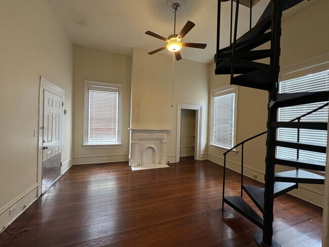 Building Photo - 1065 College St