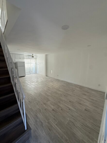 Living room - 14642 Calvert St