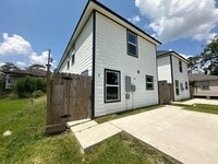 Building Photo - For Lease | 3 Bed, 2 Bath | 1,150 Sq Ft | ...