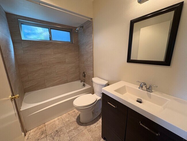 Building Photo - ***Move-in special 1/2 off 1st months rent...
