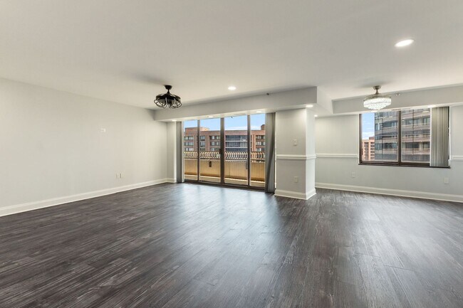 Building Photo - 1300 Crystal Dr
