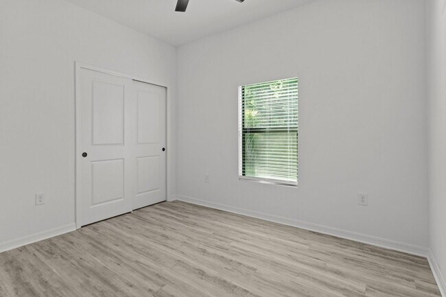 Building Photo - 548 Knapp St