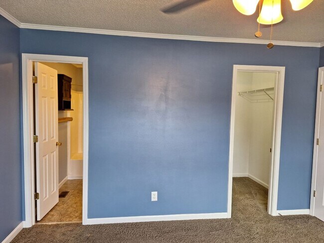 Building Photo - HOLIDAY MOVE IN SPECIAL. $500.00 OFF OF TH...