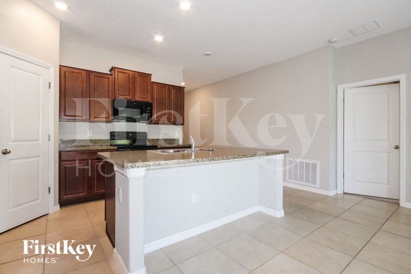Building Photo - 9637 Sage Creek Dr