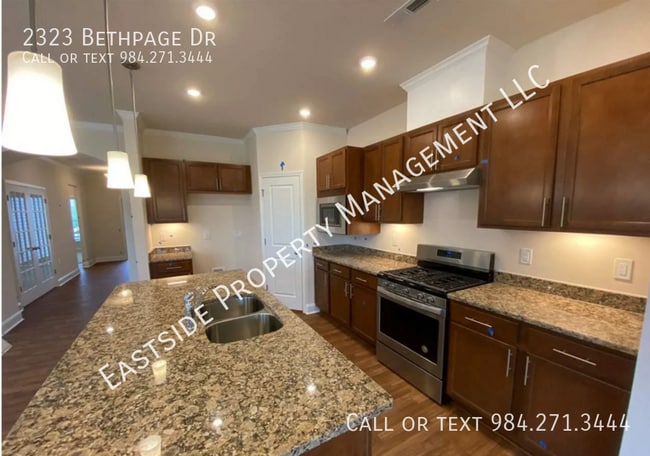 Building Photo - 2323 Bethpage Dr