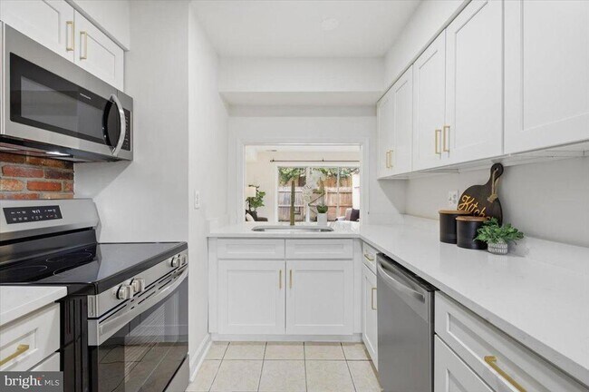 Building Photo - 8141 Kingsway Ct