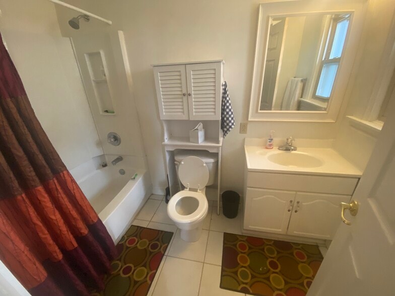 Full bath off of living room - 432 S Pacific Ave
