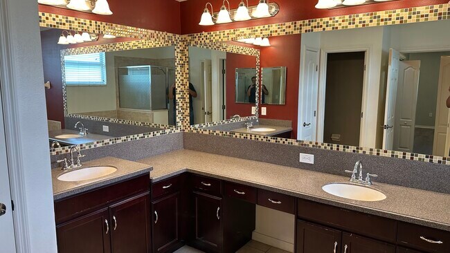 Building Photo - 2401 Nesslewood Dr