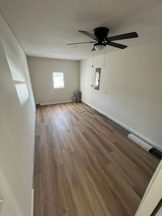 Building Photo - Move-in Ready! Charming 3 Bedroom 2 Bathro...