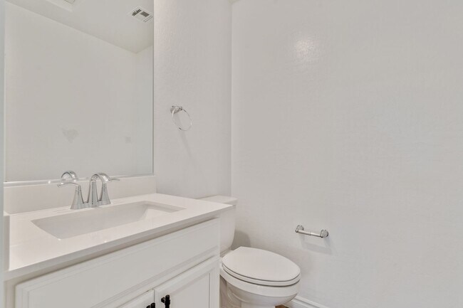 Building Photo - Spacious Three Story 3 Bed 3.5 Bath Smarth...