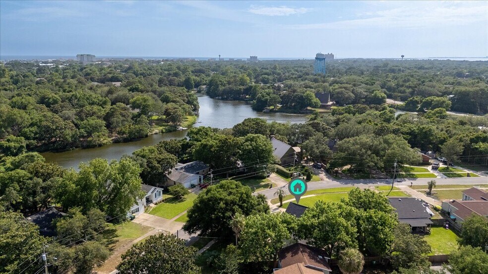 Building Photo - 817 N Lakeside Dr