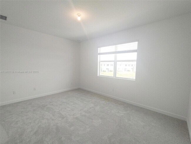 Building Photo - 390 SE Crossoak Ln