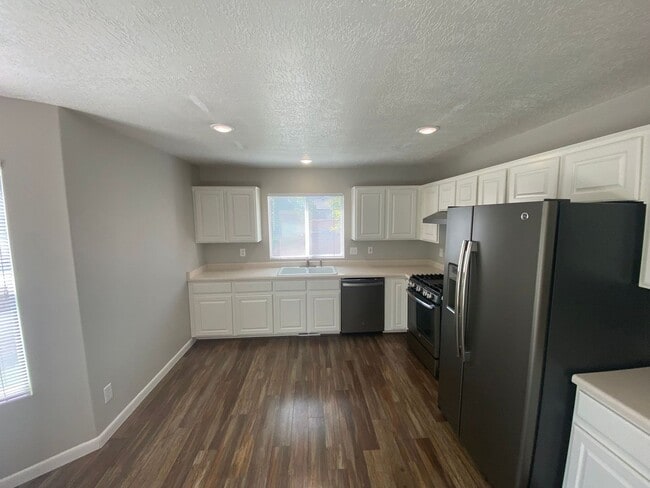 Building Photo - Single Family home - 2 story