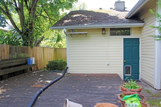 Building Photo - Adorable 2++ Bedroom, 2 Bath Brooklyn Bungalow - steps to MAX line