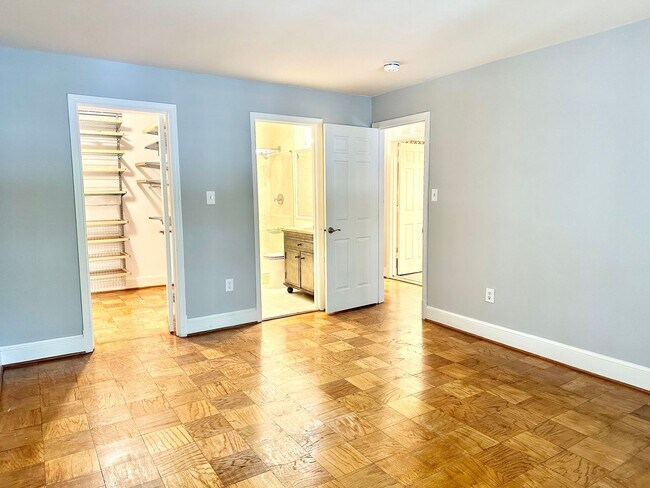 Building Photo - Sutton Place - 3 beds 2.5 baths!  Parking!...