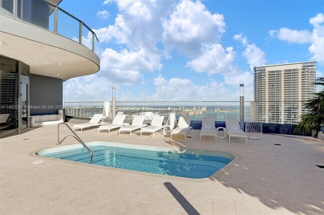 Building Photo - 1000 Brickell Plaza