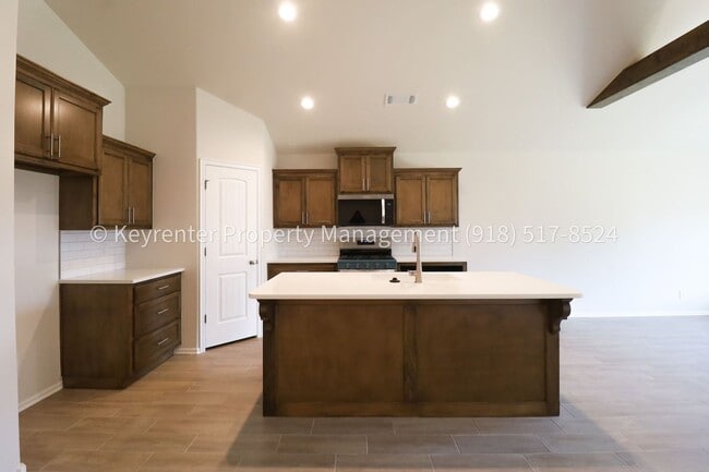 Building Photo - Gorgeous New Construction Home 4 Bed 2 Bath in Broken Arrow!