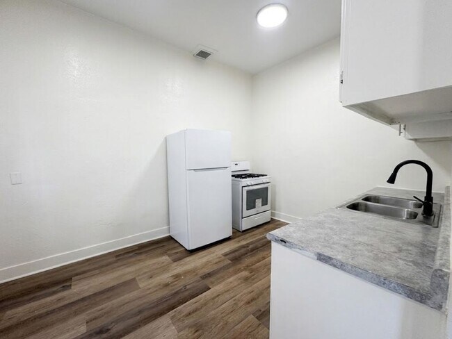 Building Photo - 751 Normandie Ave
