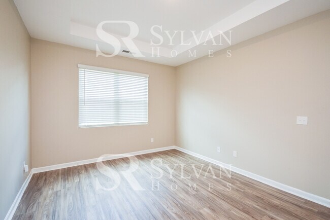 Building Photo - Don't miss out on this lovely 4BR 2BA home