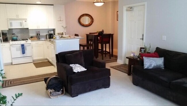 Building Photo - Epic REA - Great 1 BR/1 BA Condo w/Parking...