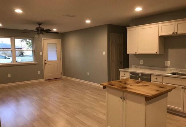 Building Photo - 4902 Tristian Ave