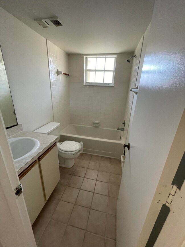 Building Photo - 1550 SE Royal Green Cir