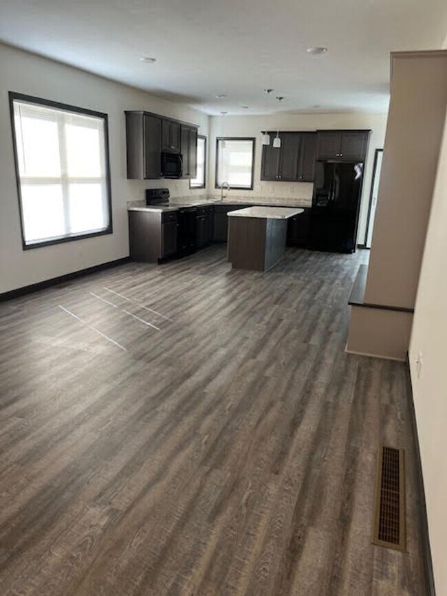 Building Photo - 147 Southpark Dr