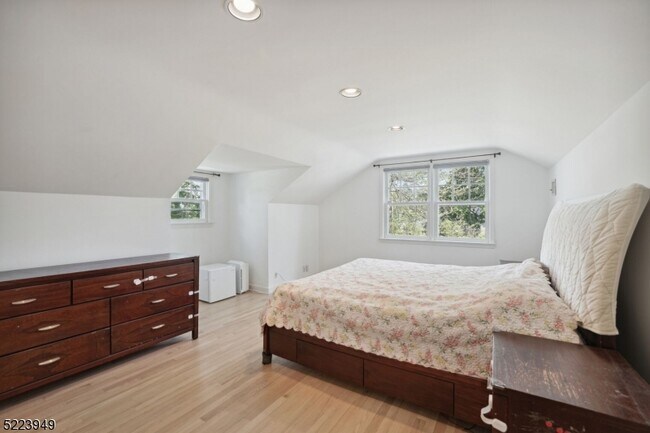 Building Photo - 24 Thackeray Dr
