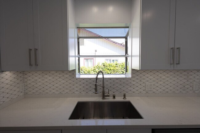 Building Photo - Freshly Renovated 3BR/2BA Pool Home – La C...