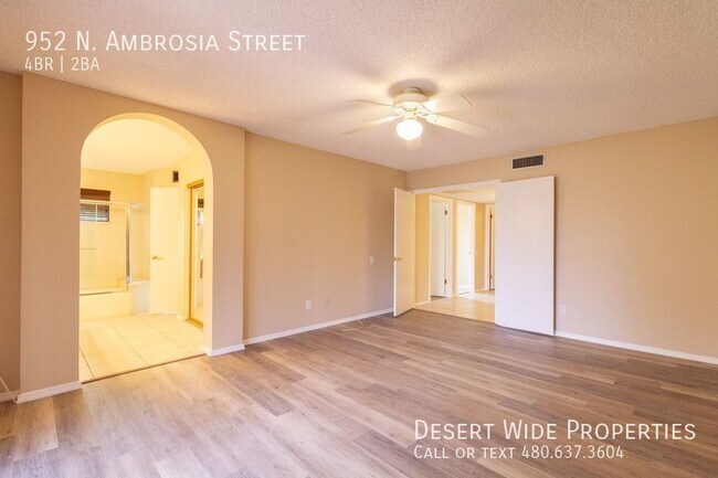 Building Photo - Beautiful 4 Bedroom, 2 Bath on the Golf Co...