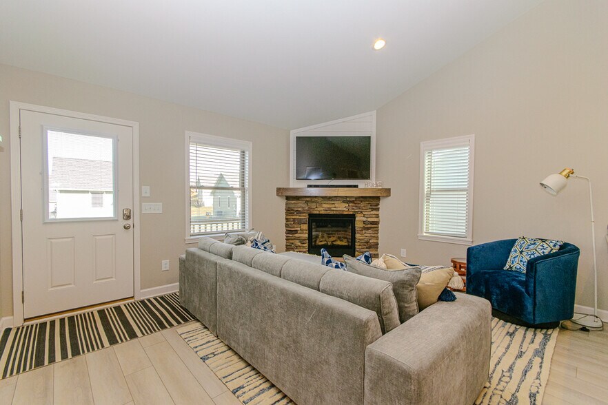 Building Photo - 586 Townhomes Pl