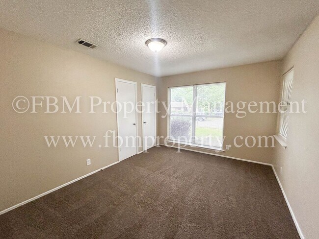 Building Photo - 713 Phillips Dr
