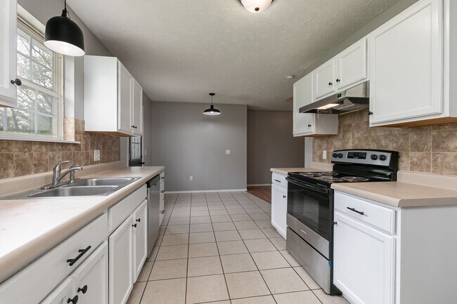 Building Photo - REMODELED 3 Bedroom | 2 Bathroom | 2 Car G...