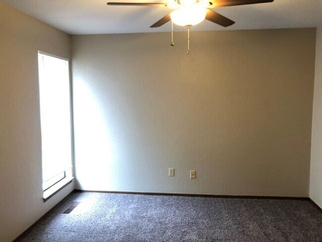 Building Photo - Moore Schools! 2 bed, 2 full baths, garage...