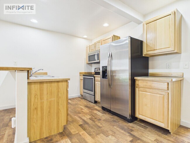 Building Photo - 935 Forestglen Dr