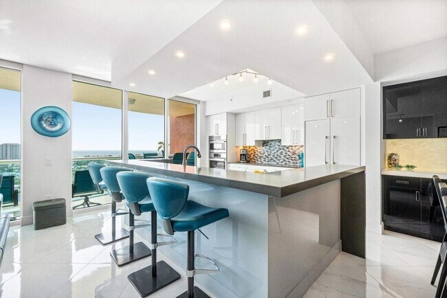 Building Photo - 2640 Lake Shore Dr