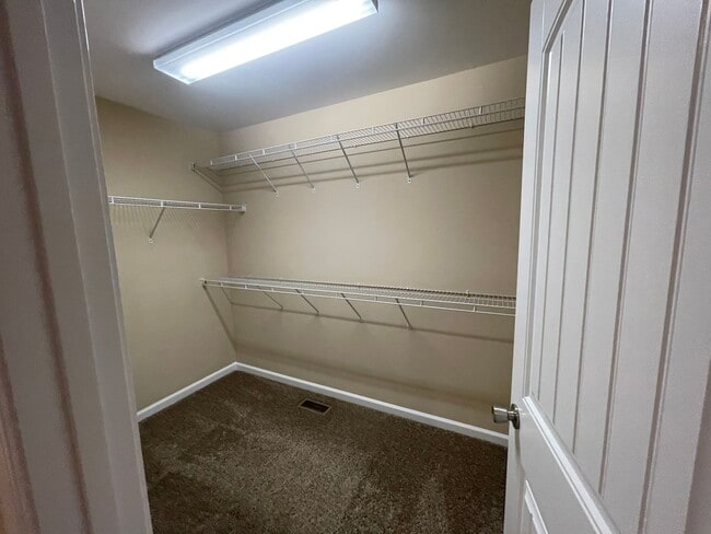Building Photo - 2 bedroom/2 bath split level home in Johns...