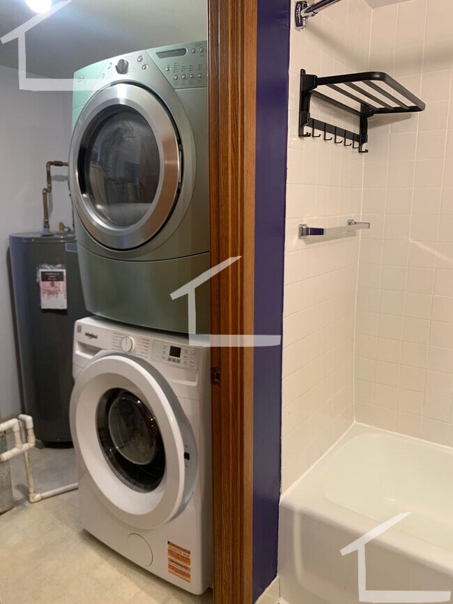 Building Photo - Coolidge Corner 1-Bed with Laundry in Unit...