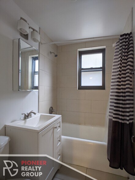 Building Photo - 4032 N Ashland Ave