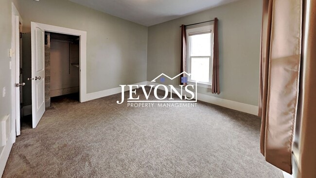 Building Photo - Charming 3-bedroom home with fenced backya...