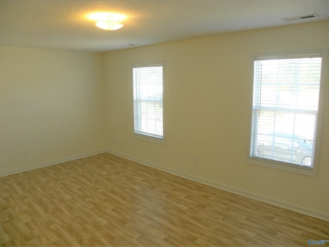 Building Photo - 409 Jasmine Dr