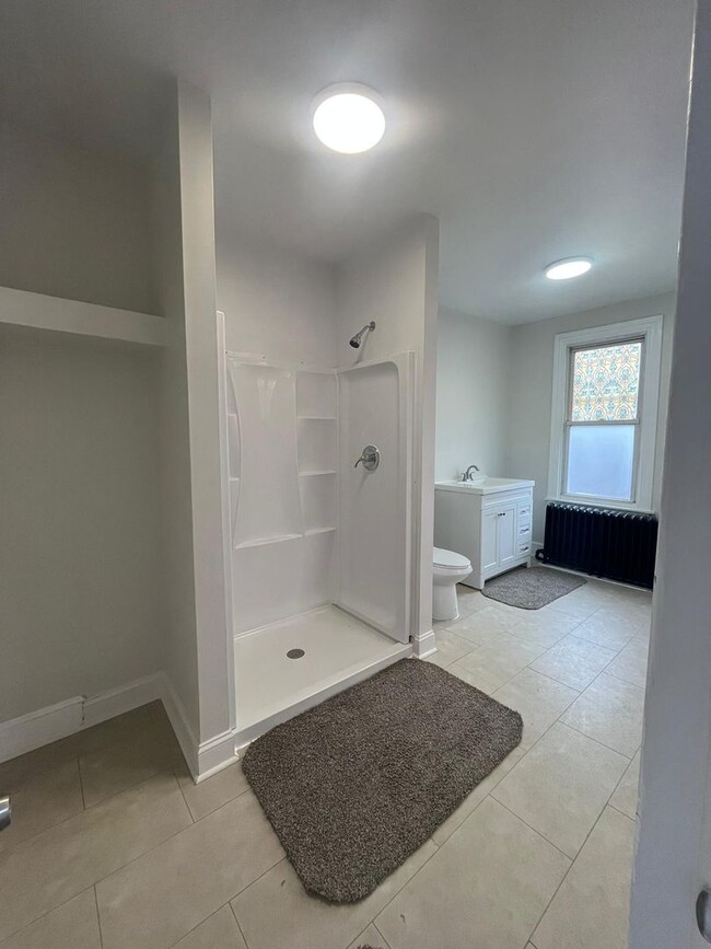 Building Photo - Fully renovated 3 bedrooms 1.5 bath with f...